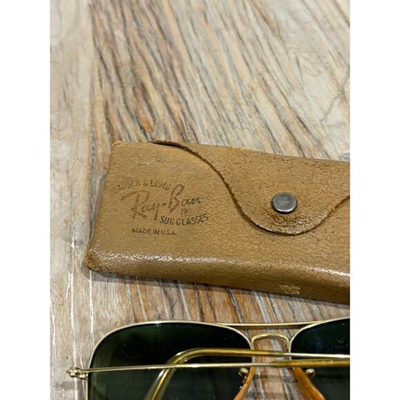 Vintage Ray-Ban Bausch & Lomb Aviator sunglasses with a gold frame - Picture 8 of 9